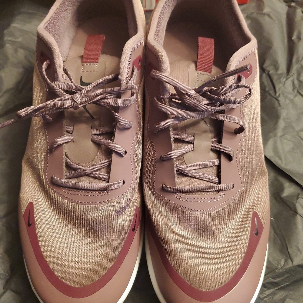 NIKE Air Max Dia Sneakers 8.5